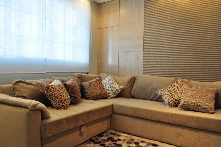 decoração de sala pequena com sofa de canto