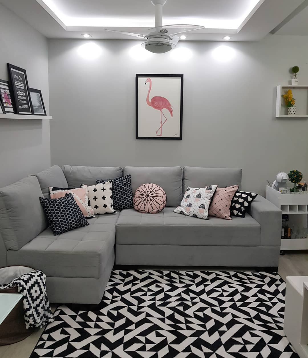 decoração de sala pequena com sofa de canto