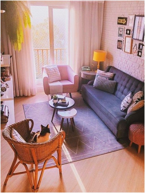 decoração de sala pequena com sofá e poltrona