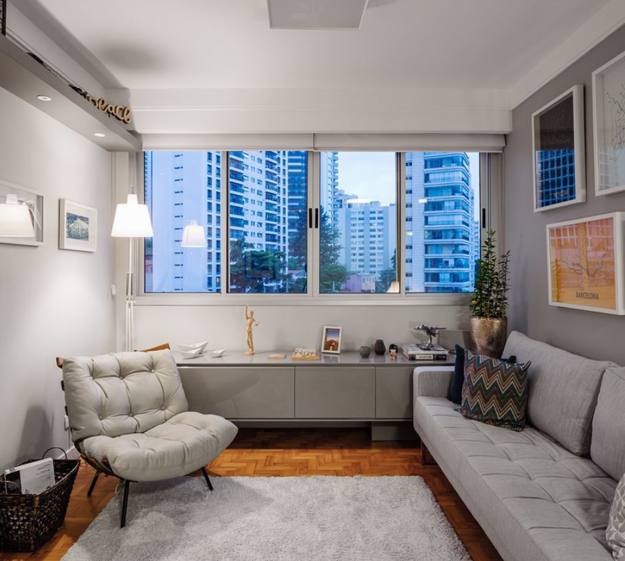 decoração de sala pequena com sofá e poltrona