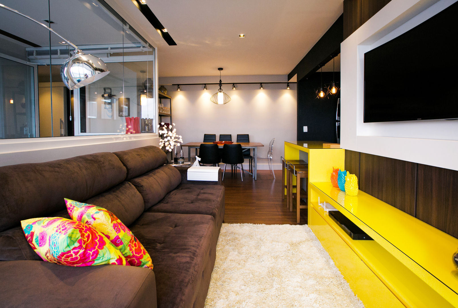 decoração de sala pequena com sofá e poltrona