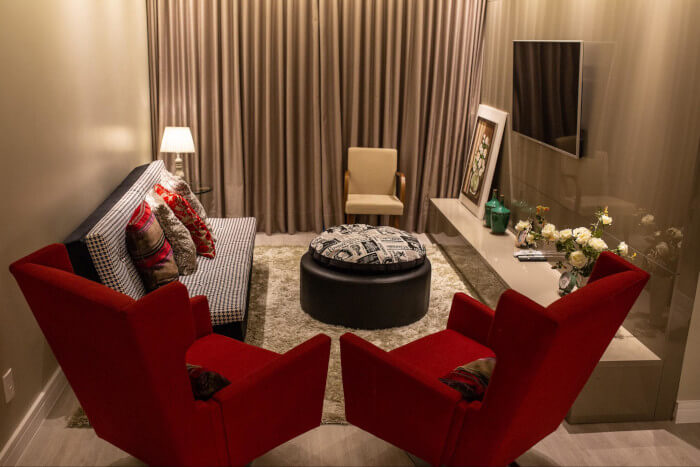 decoração de sala pequena com sofá e poltrona