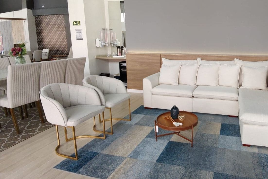 decoração de sala pequena com sofá e poltrona