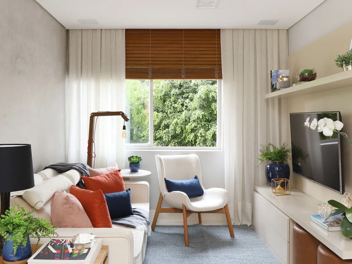 decoração de sala pequena com sofá e poltrona