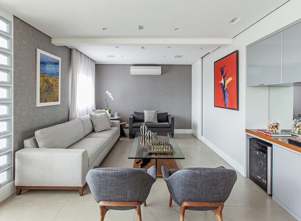 decoração de sala pequena com sofá e poltrona