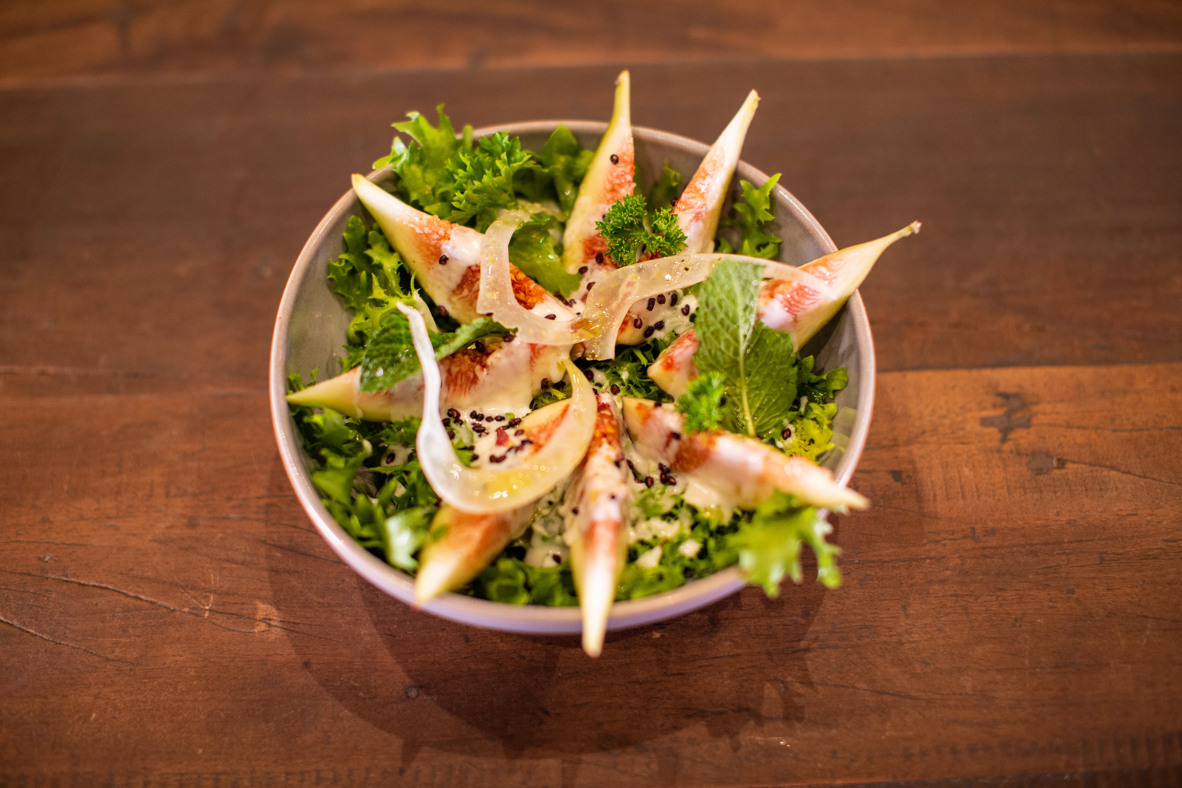 5 Títulos para Posts de Blog:
1. Decoração de Saladas: Transforme seu Buffet em uma Obra de Arte
2. Técnicas Criativas para Saladas que Vendem Mais
3. O Poder Visual das Saladas: Dicas de Decoração para Restaurantes
4. Do Básico ao Gourmet: Elevando a Apresentação das Suas Saladas
5. Organização e Estilo: Como Montar um Buffet de Saladas Irresistível