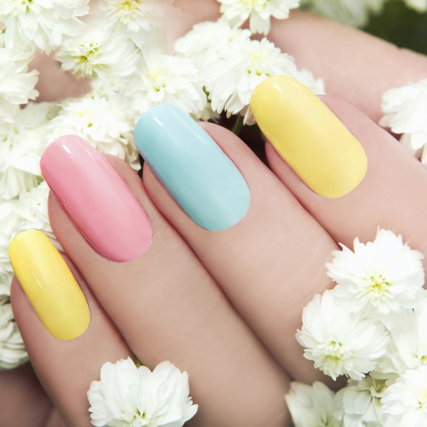 como fazer unha amarela com florzinha simples