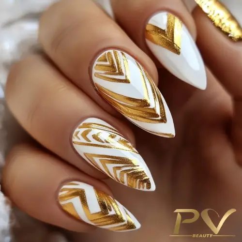 ideias de unhas branco com dourado para festas