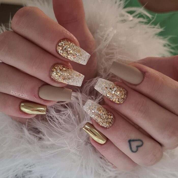 ideias de unhas branco com dourado para festas