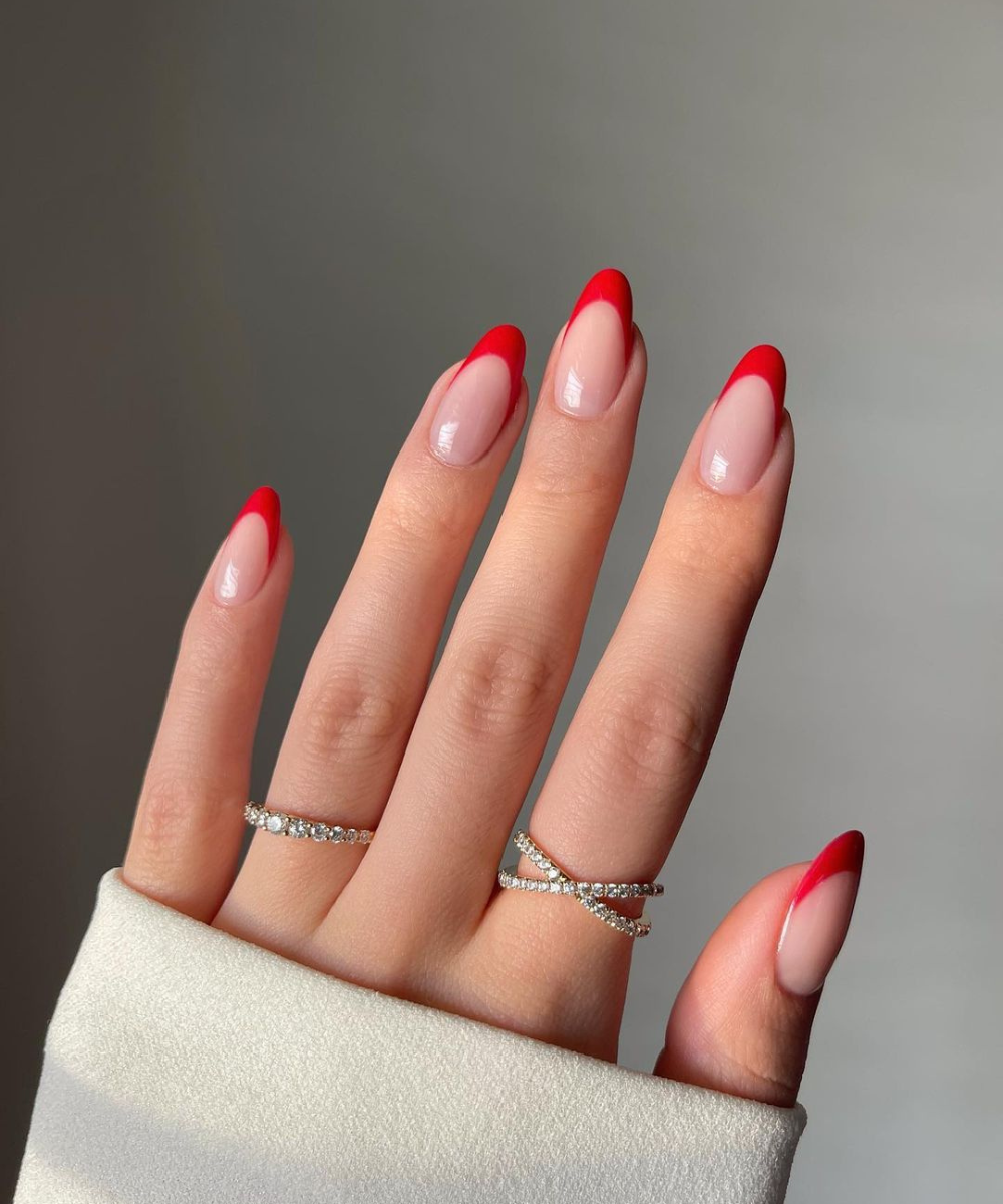 decoração de unha com esmalte vermelho