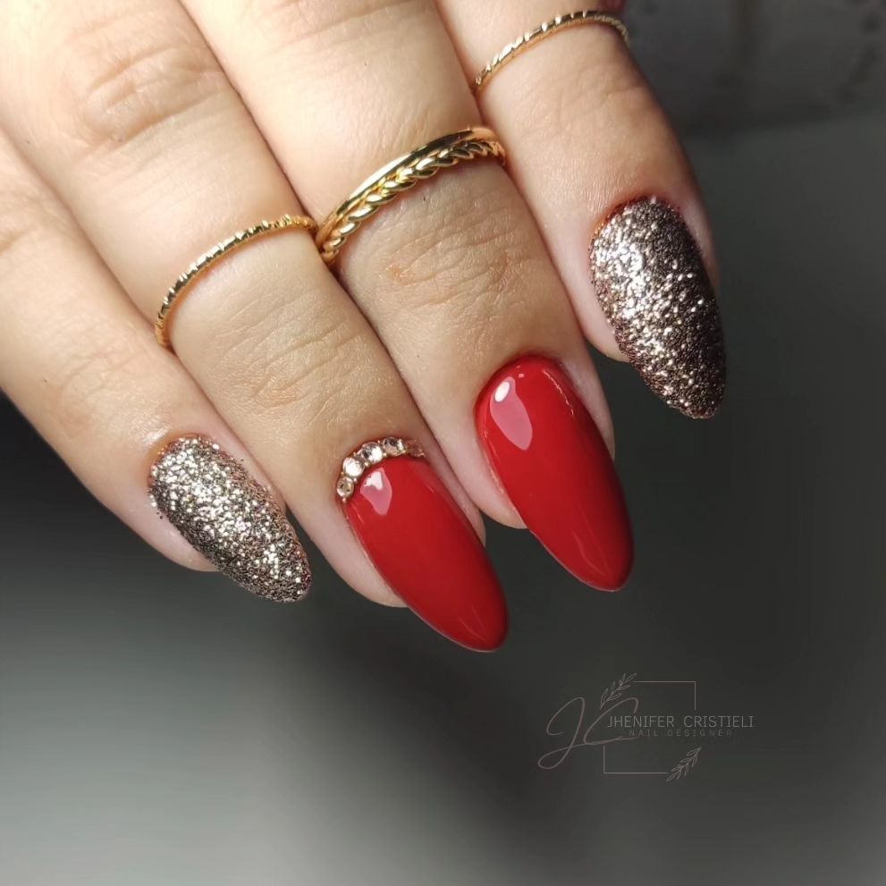 decoração de unha com esmalte vermelho