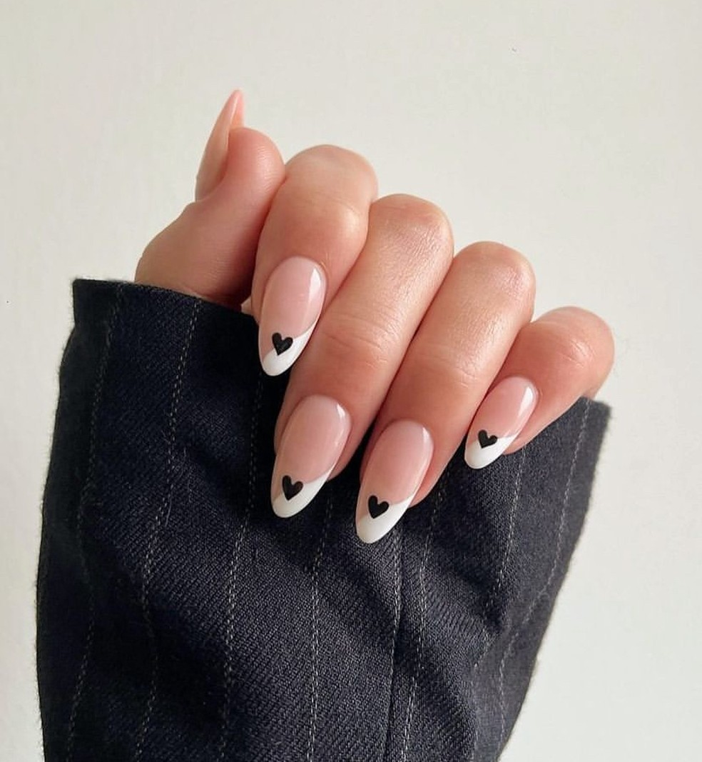 Como fazer unhas de gel preto e branco: passo a passo para iniciantes