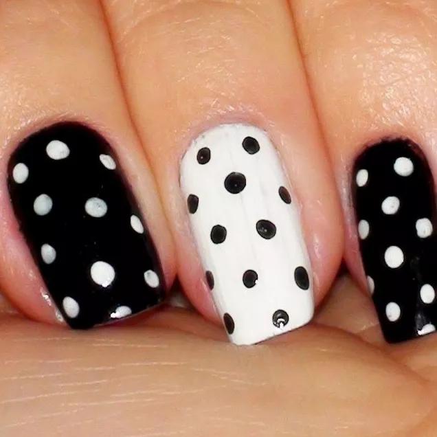 Unhas geométricas em preto e branco: designs ousados e elegantes