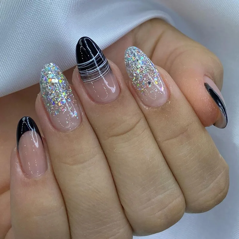 Unhas geométricas em preto e branco: designs ousados e elegantes