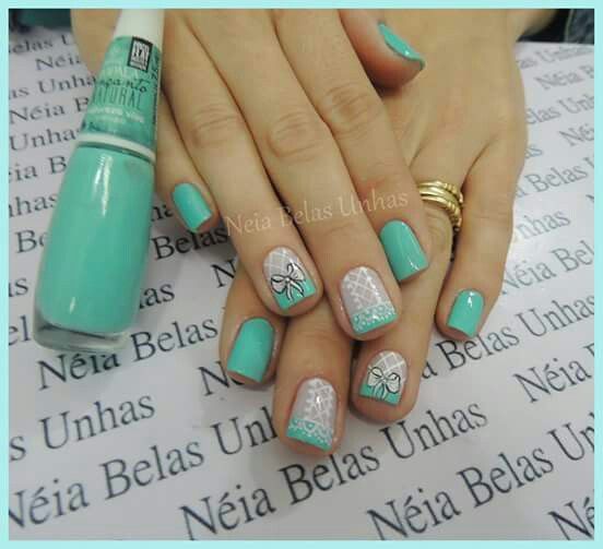 unha verde água com filha única dourada
