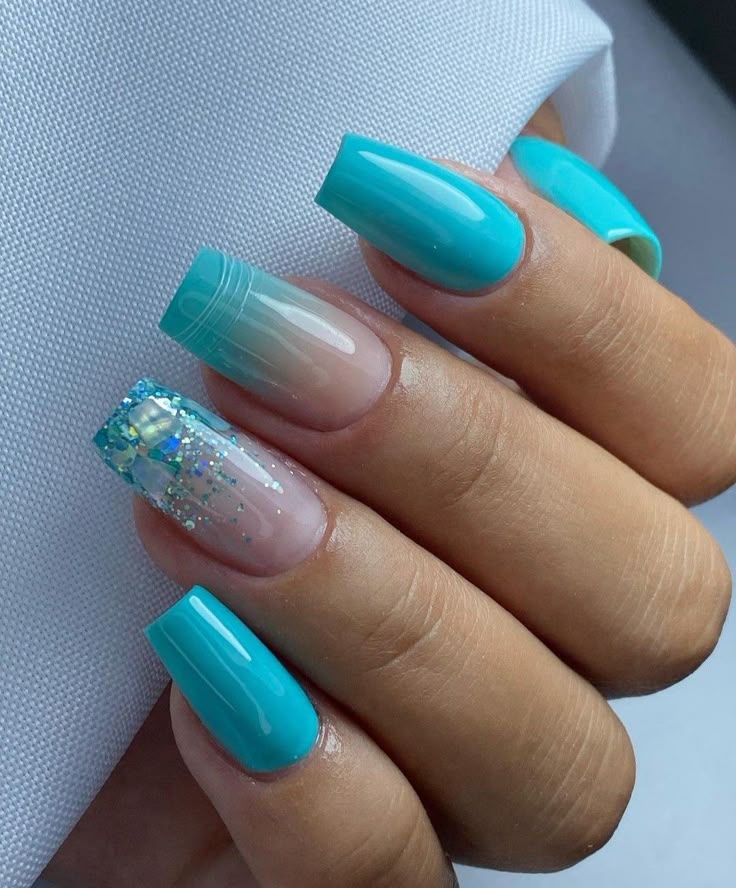 unha verde água com filha única dourada