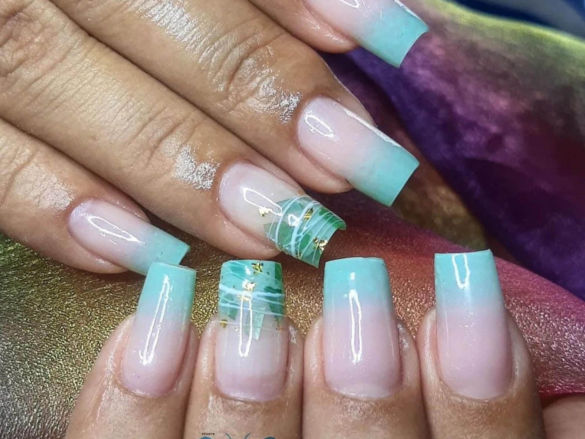 ideias de decoração de unha verde água com glitter