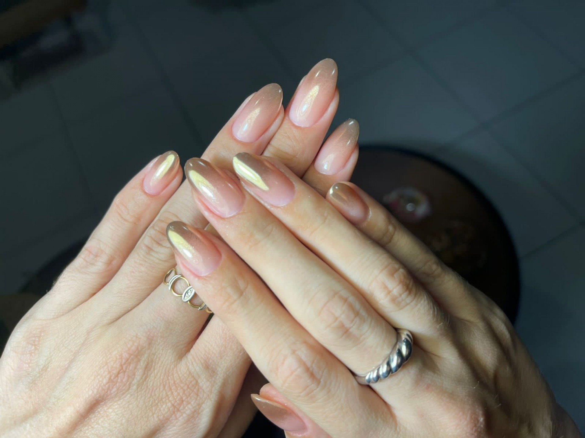 como aplicar folha de ouro em unhas delicadas