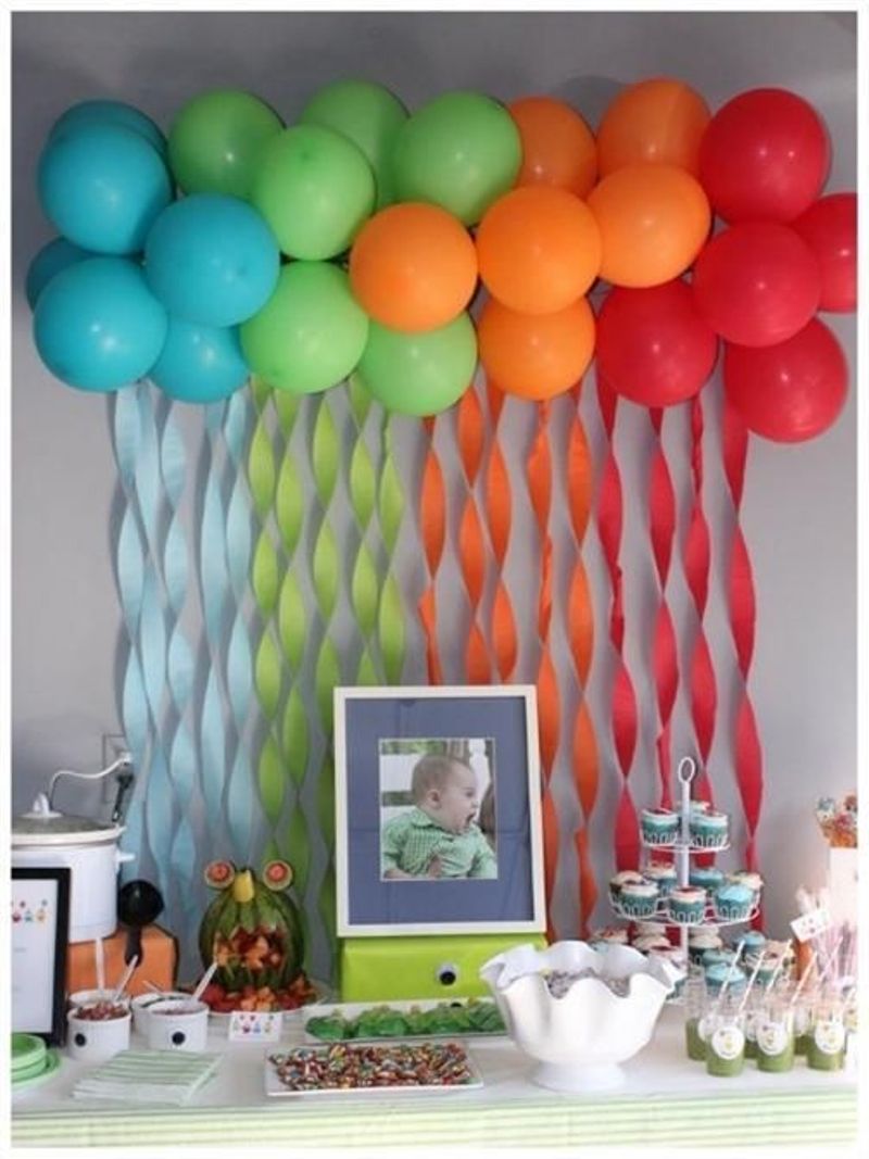 DIY: Painel de Balões 'Bala' para o Dia das Crianças; Cortina de Papel Crepom: Crie um Fundo Vibrante para Fotos; Sorvetes Gigantes e Outras Ideias de Decoração com Balões; Mesa Interativa: A Decoração que Vira Brincadeira; Lembrancinhas Baratas e Criativas para o Dia das Crianças