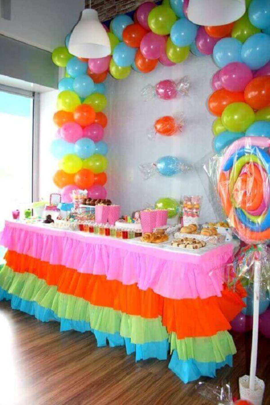 DIY: Painel de Balões 'Bala' para o Dia das Crianças; Cortina de Papel Crepom: Crie um Fundo Vibrante para Fotos; Sorvetes Gigantes e Outras Ideias de Decoração com Balões; Mesa Interativa: A Decoração que Vira Brincadeira; Lembrancinhas Baratas e Criativas para o Dia das Crianças