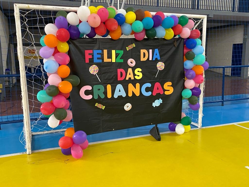 DIY: Painel de Balões 'Bala' para o Dia das Crianças; Cortina de Papel Crepom: Crie um Fundo Vibrante para Fotos; Sorvetes Gigantes e Outras Ideias de Decoração com Balões; Mesa Interativa: A Decoração que Vira Brincadeira; Lembrancinhas Baratas e Criativas para o Dia das Crianças