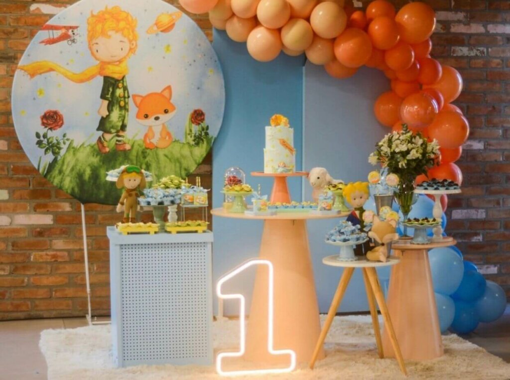 5 Ideias Criativas para uma Festa do Pequeno Príncipe Inesquecível
Como Montar uma Mesa Principal Encantadora com o Tema Pequeno Príncipe
Decoração de Quarto Infantil: Transformando o Espaço com o Pequeno Príncipe
Lembrancinhas do Pequeno Príncipe: Opções Criativas e Significativas
Paleta de Cores e Elementos Essenciais para a Decoração do Pequeno Príncipe