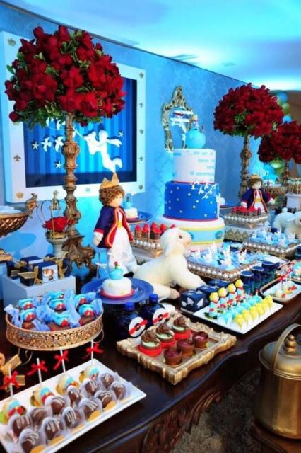 5 Ideias Criativas para uma Festa do Pequeno Príncipe Inesquecível
Como Montar uma Mesa Principal Encantadora com o Tema Pequeno Príncipe
Decoração de Quarto Infantil: Transformando o Espaço com o Pequeno Príncipe
Lembrancinhas do Pequeno Príncipe: Opções Criativas e Significativas
Paleta de Cores e Elementos Essenciais para a Decoração do Pequeno Príncipe