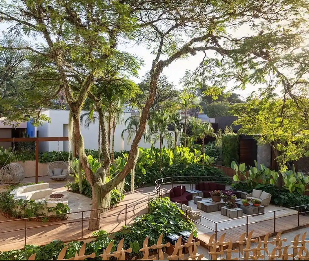 decoração em árvores de jardim