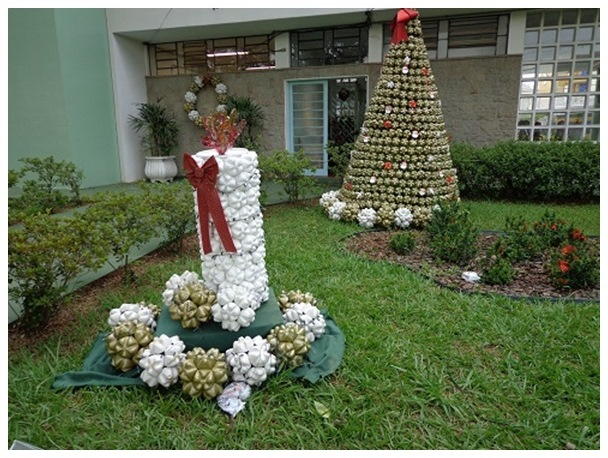 lanterna solar ou cordão luz árvore