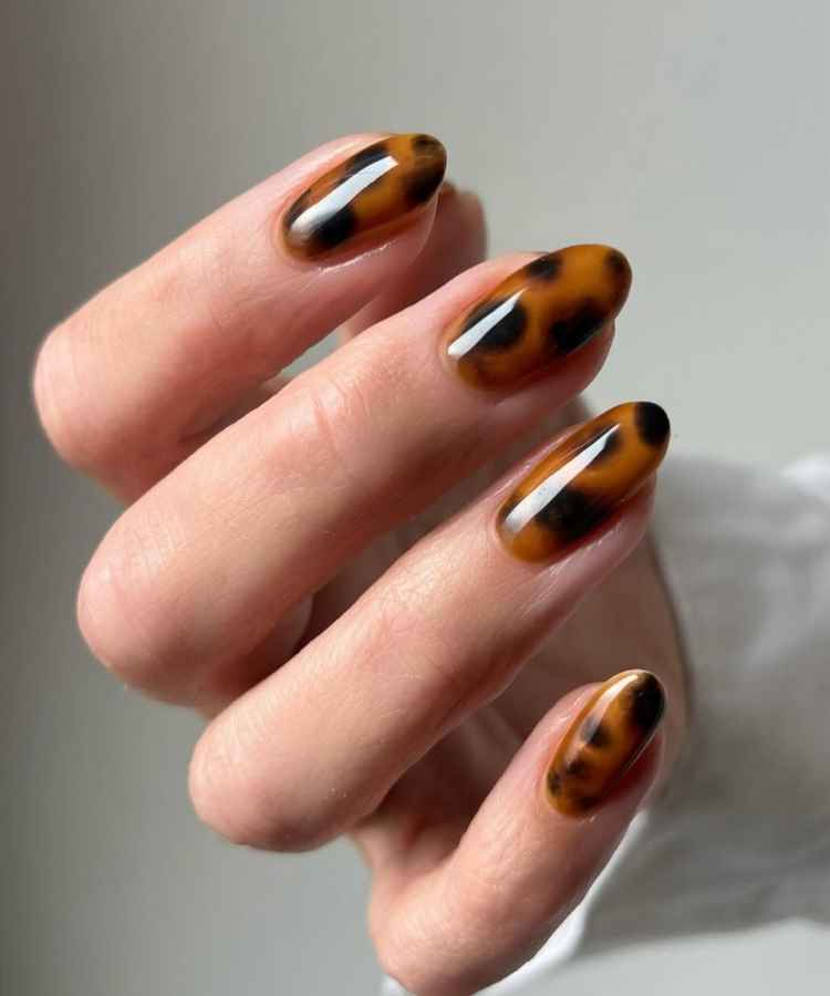 Como criar o Efeito Tartaruga nas unhas de gel marrom