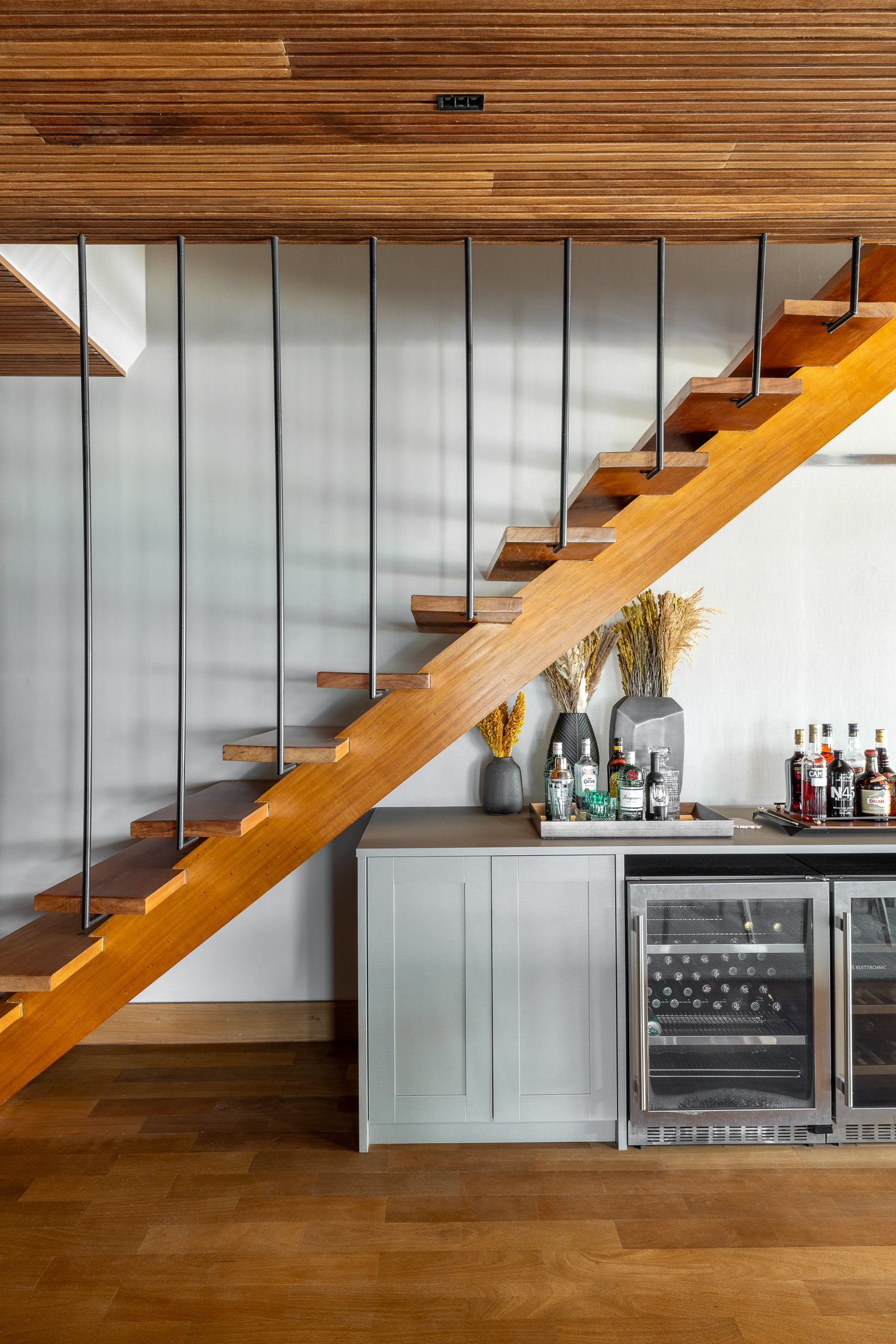 decoração embaixo da escada pequena