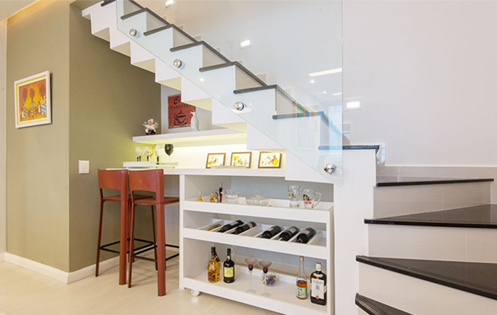 decoração embaixo da escada pequena