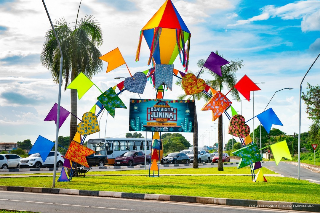 Arco de Balões e Chapéus: O Segredo para uma Entrada de Arraial Vibrante