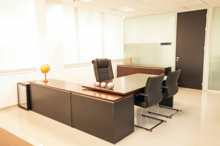 decoração escritório contabilidade tradicional versus moderno