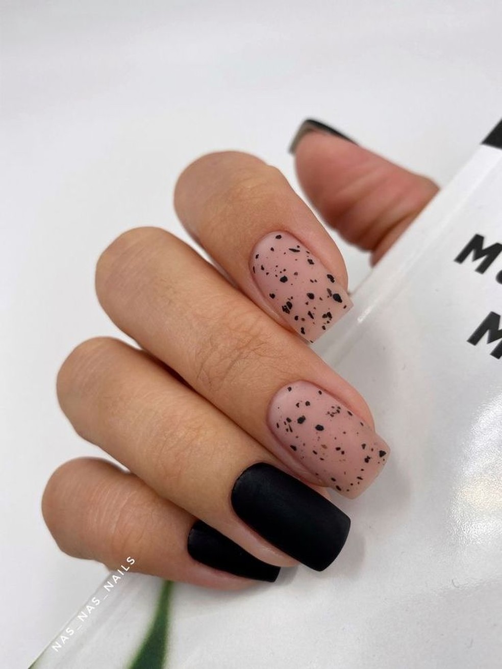 Esmalte preto fosco vs. acetinado: qual escolher para seu projeto?