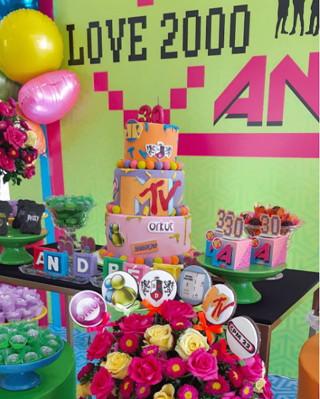 5 ideias de títulos:
1. Decoração Y2K: Como recriar a vibe dos anos 2000 na sua festa.
2. Festa Anos 2000: Guia completo de decoração