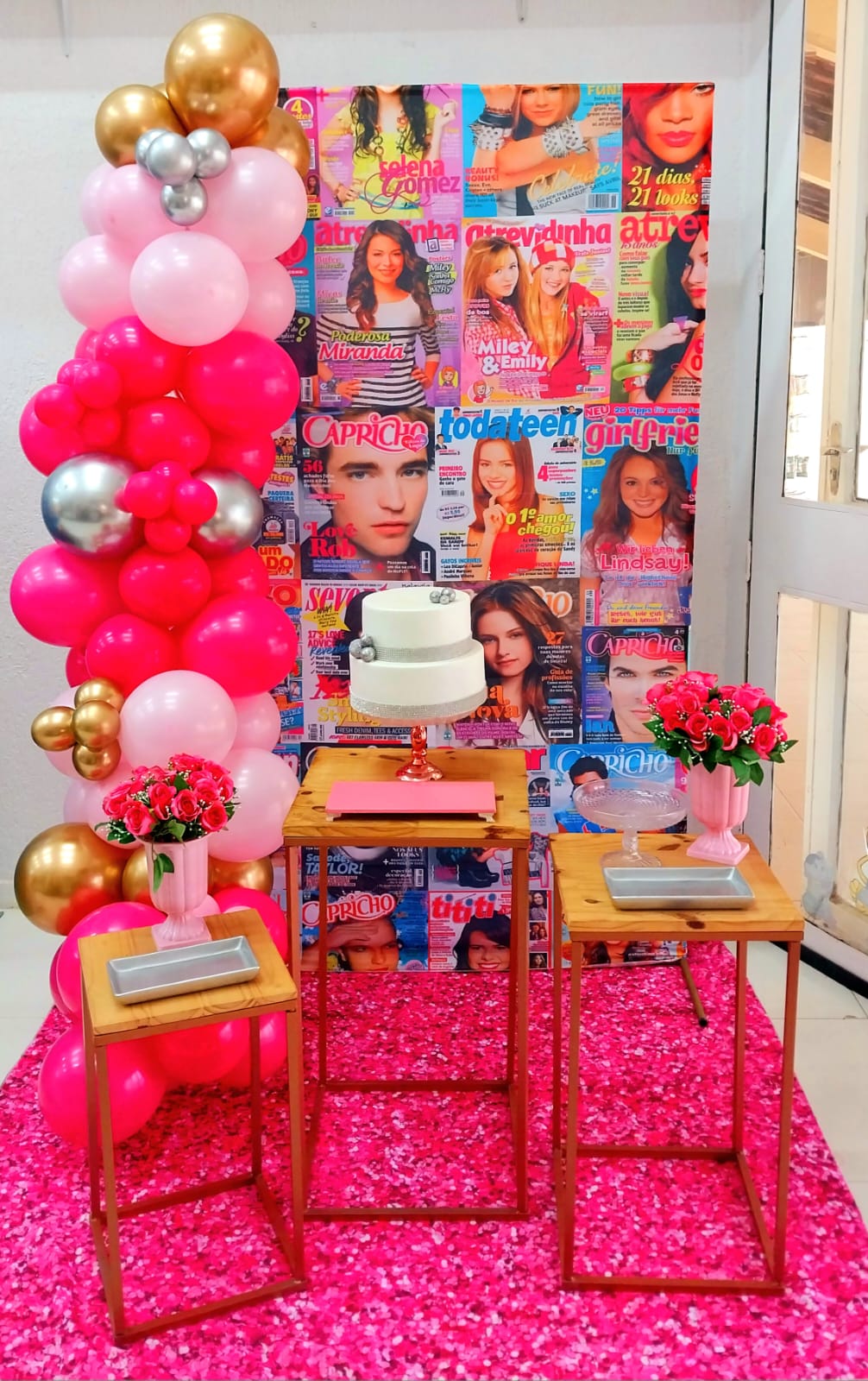 comidinhas e playlist.
3. Elementos essenciais para uma festa temática dos anos 2000 autêntica.
4. Do digital ao analógico: A tecnologia que marcou a decoração Y2K.
5. Receitas e doces que te levam de volta às festas dos anos 2000.