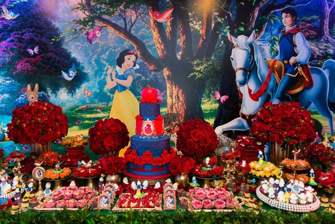 decoração festa branca de neve luxo versus simples
