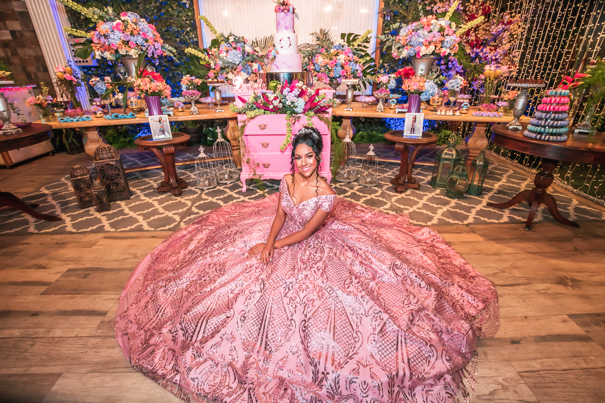 5 ideias de títulos:
1. Decoração de Festa de 15 Anos: As Tendências Mais Incríveis para 2026
2. Transforme sua Festa de 15 Anos em uma Balada VIP: Dicas de Decoração
3. Iluminação e Cores: Os Segredos para uma Decoração de 15 Anos Inesquecível
4. Elementos Essenciais para uma Decoração de Festa de 15 Anos de Sucesso
5. DIY ou Aluguel? Como Montar a Decoração Perfeita para seus 15 Anos