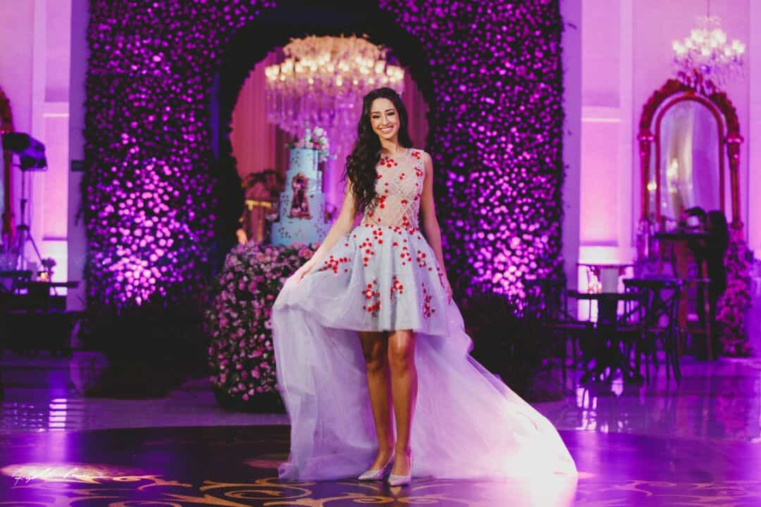 5 ideias de títulos:
1. Decoração de Festa de 15 Anos: As Tendências Mais Incríveis para 2026
2. Transforme sua Festa de 15 Anos em uma Balada VIP: Dicas de Decoração
3. Iluminação e Cores: Os Segredos para uma Decoração de 15 Anos Inesquecível
4. Elementos Essenciais para uma Decoração de Festa de 15 Anos de Sucesso
5. DIY ou Aluguel? Como Montar a Decoração Perfeita para seus 15 Anos