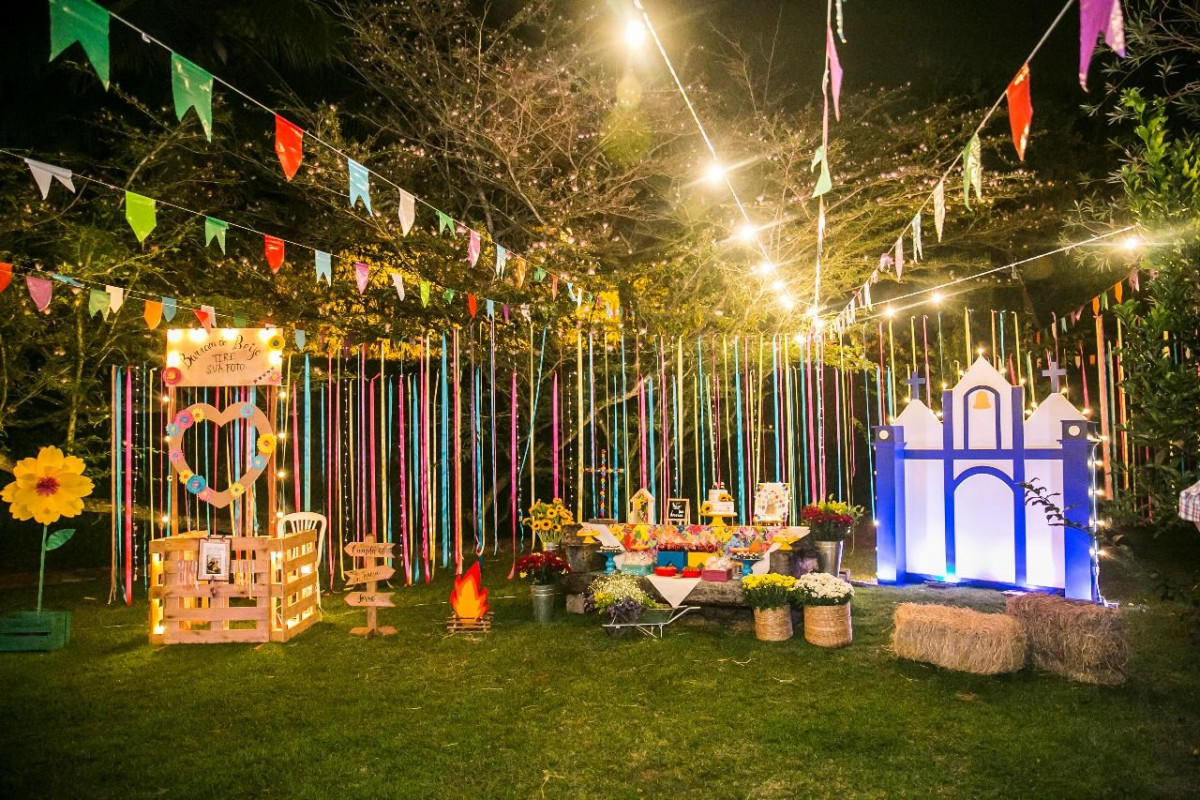 como fazer bandeirinhas de chita para festa junina no sítio