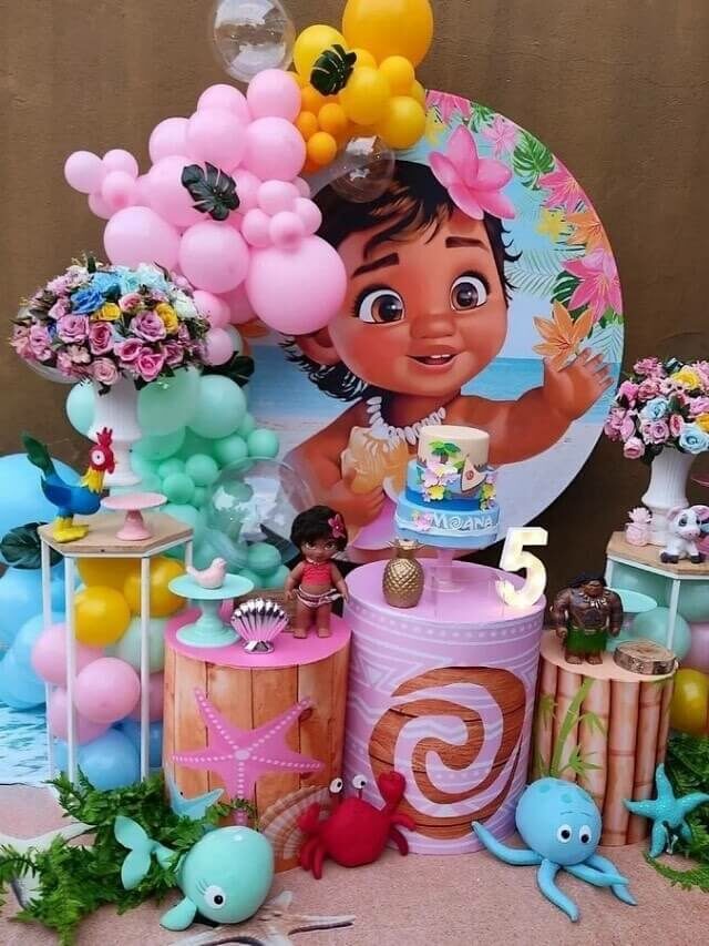 5 ideias de títulos: 1. Decoração Moana: Guia Completo de Cores e Elementos Naturais. 2. Kits de Festa Moana: Praticidade e Encanto para sua Celebração. 3. DIY Moana: Crie uma Festa Inesquecível com Ideias Criativas. 4. A Magia do Oceano: Elementos Essenciais para sua Festa Moana. 5. Lembrancinhas Moana: Dicas Criativas para Encantar seus Convidados.