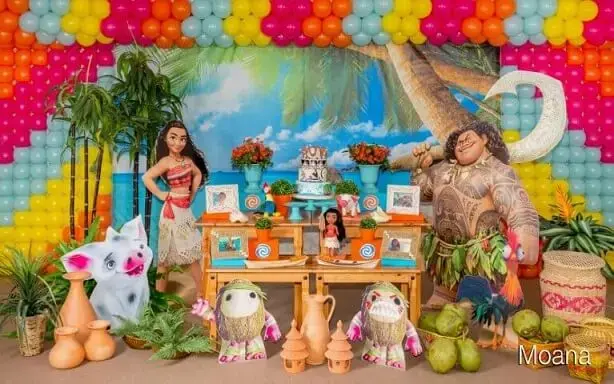 5 ideias de títulos: 1. Decoração Moana: Guia Completo de Cores e Elementos Naturais. 2. Kits de Festa Moana: Praticidade e Encanto para sua Celebração. 3. DIY Moana: Crie uma Festa Inesquecível com Ideias Criativas. 4. A Magia do Oceano: Elementos Essenciais para sua Festa Moana. 5. Lembrancinhas Moana: Dicas Criativas para Encantar seus Convidados.