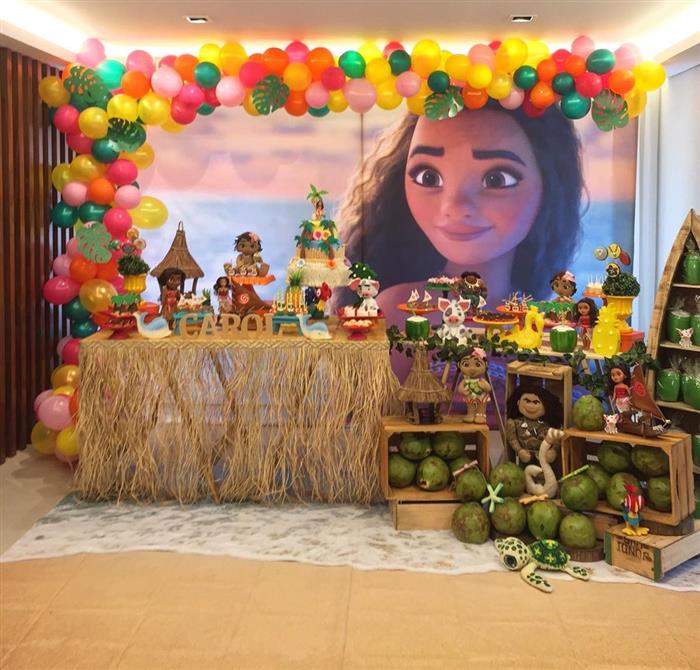 5 ideias de títulos: 1. Decoração Moana: Guia Completo de Cores e Elementos Naturais. 2. Kits de Festa Moana: Praticidade e Encanto para sua Celebração. 3. DIY Moana: Crie uma Festa Inesquecível com Ideias Criativas. 4. A Magia do Oceano: Elementos Essenciais para sua Festa Moana. 5. Lembrancinhas Moana: Dicas Criativas para Encantar seus Convidados.