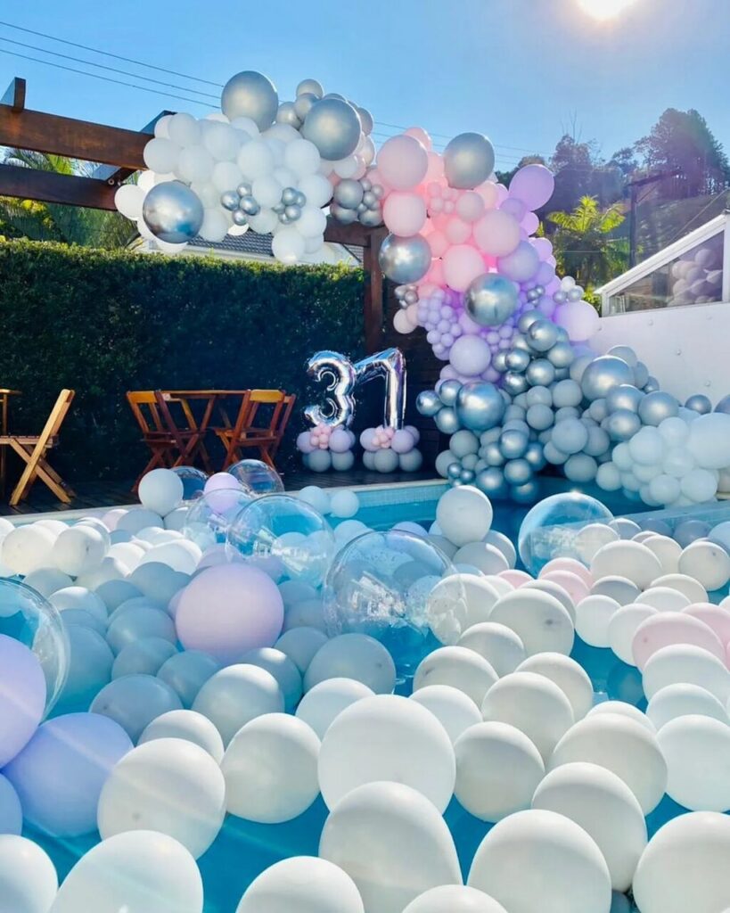 Guia Completo: Como Organizar a Decoração Perfeita para sua Pool Party; 10 Ideias Criativas de Comidas e Bebidas para Animar sua Festa na Piscina; Transforme sua Área Externa: Decoração de Pool Party para Adultos e Crianças; DIY Pool Party: Crie uma Decoração Incrível com Baixo Custo; Boias