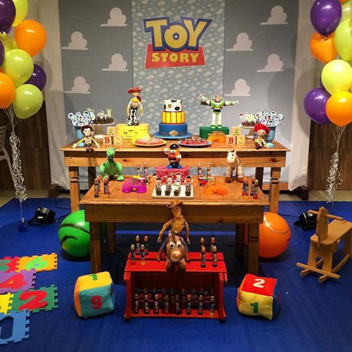 painel de nuvens quarto andy festa toy story
