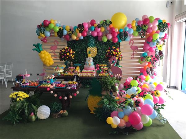 5 Ideias Criativas para Festa Tropical
Como Montar uma Mesa de Frutas Tropical Perfeita
Decoração Tropical Chic: Elementos Essenciais
Cardápio Leve e Saboroso para sua Festa Tropical
DIY: Crie seus Próprios Adereços Tropicais
