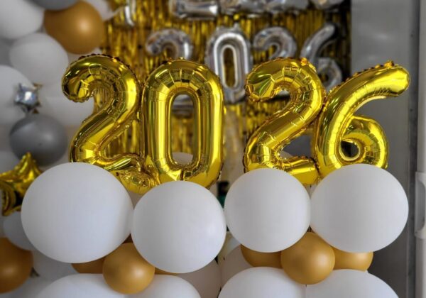 5 ideias de títulos:
1. Decoração de Natal 2025: As Cores e Estilos que Vão Dominar as Festas.
2. Réveillon 2026: Elementos Essenciais para uma Celebração Cheia de Prosperidade.
3. Mesa Posta de Final de Ano: Dicas para um Jantar Inesquecível.
4. Do Natal ao Ano Novo: Transições Elegantes na Decoração Festiva.
5. DIY Festivo: Crie Enfeites Únicos para o Final de Ano.