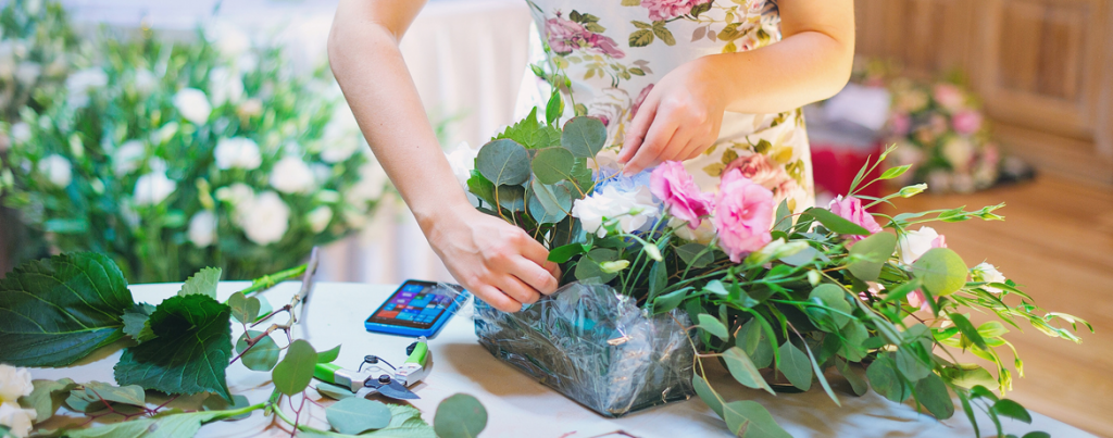 flores artificiais vs naturais para decoração