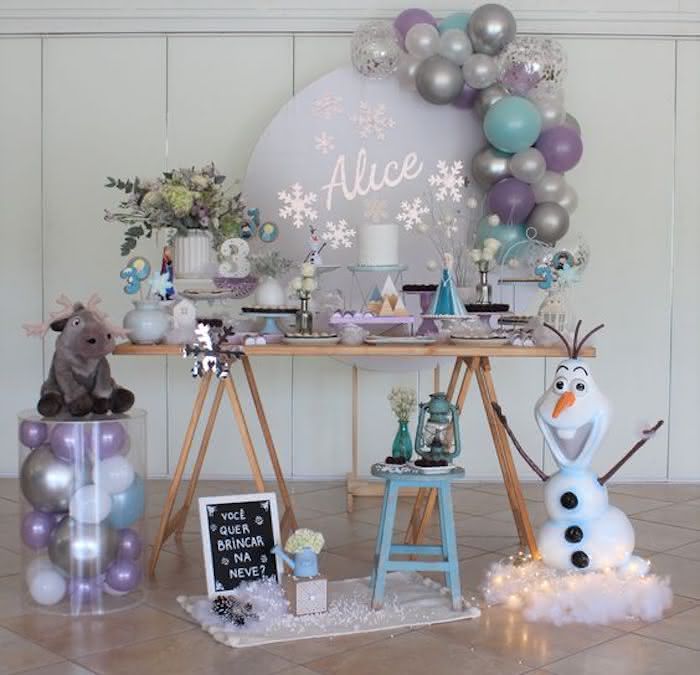 5 ideias de títulos:
1. Decoração de Festa Frozen: Guia Completo com Ideias Criativas
2. Transforme sua Festa com o Tema Frozen: Dicas Essenciais
3. Lembrancinhas Mágicas para Festa Frozen: Encante seus Convidados
4. Frozen 1 vs. Frozen 2: Qual Estilo de Decoração Escolher?
5. Kits de Decoração Frozen: Praticidade e Encanto para sua Festa